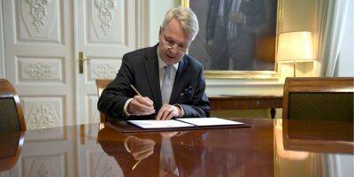 Глава МИД Финляндии подписал заявку страны на членство в НАТО