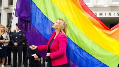Немецкие чиновники вывешивают радужные флаги в знак солидарности с ЛГБТ-сообществом