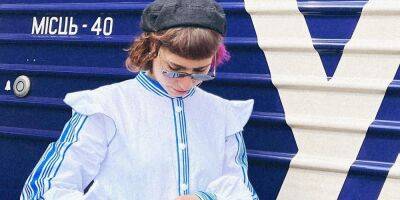 В стиле Укрзалізниці. Киевский бренд создал платье с синими полосами, как на простынях в вагонах украинских поездов