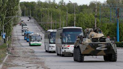 Reuters сообщает о вывозе с "Азовстали" новой группы украинских военных