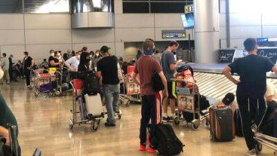 Грузчиков в Бен-Гурионе не хватает: пассажиры по часу ждут багаж