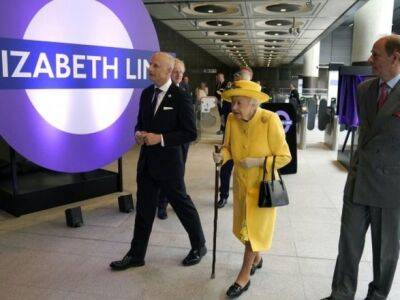 Британская королева посетила новую ветвь метро Лондона, которая названа в ее честь