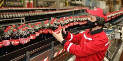 Coca-Cola возобновила производство напитков на заводе под Киевом