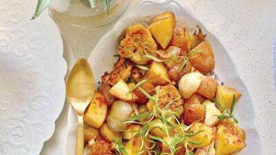 Просто, вкусно, кошерно: запеченный картофель с цветной капустой и луком
