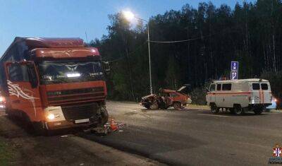 На трассе Тюмень – Омск после столкновения легковушки и грузовика погиб водитель