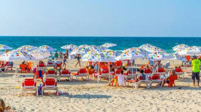 Сколько стоит отдых на разных пляжах Израиля: сравнение цен на зонты, шезлонги, еду, напитки