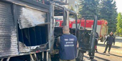 Сгорели пожарные автомобили: россияне обстреляли часть ГСЧС в Харькове