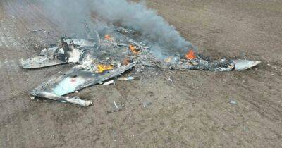 Украинские военные сбили очередной боевой самолет РФ: видео с беспилотника