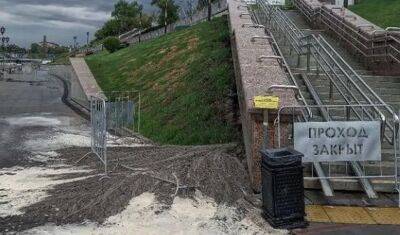 В Тюмени подтопило лестницу на набережной Туры. Проход к реке закрыли