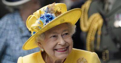 Елизавета II в желто-синем наряде неожиданно посетила Лондон