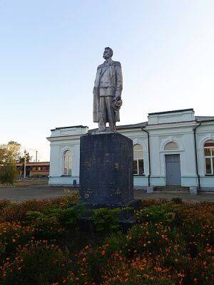 На Харьковщине начали сносить памятники Максиму Горькому (фото)
