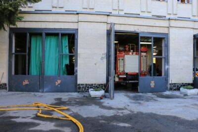 В ГСЧС показали последствия обстрела пожарного депо в Харькове (фото)