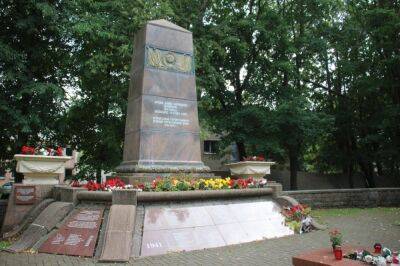 В Паланге демонтирован советский обелиск с серпом и молотом