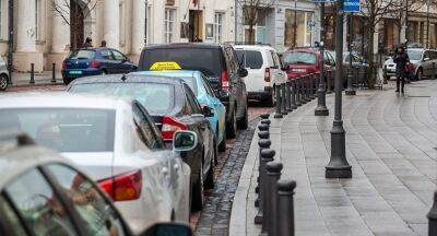 В Вильнюсе станет меньше мест для автомобилей, резервированных учреждениями и посольствами