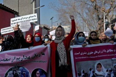 Талибы снова приказали афганским женщинам закрывать лица: США собираются усилить давление