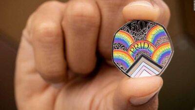 Королевский монетный двор выпустил монету в честь 50-летия первого гей-прайда в Великобритании