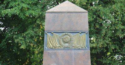 В Паланге снесли советский обелиск с серпом и молотом