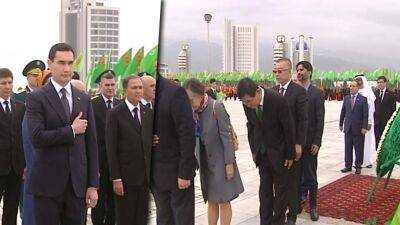 Сердар и Гурбангулы Бердымухамедовы возложили венки к Монументу Конституции и флагштоку