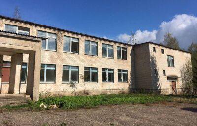 Заброшенная десять лет назад школа в Тверской области стояла с открытыми окнами и сломанными дверями