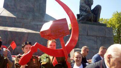 В Мариуполе появится памятник пенсионерке с флагом СССР