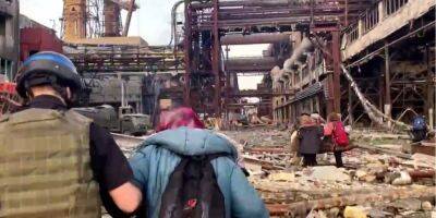 Спасение из Мариуполя. Полк Азов показал, как проходила эвакуация гражданских с окруженной Азовстали — видео