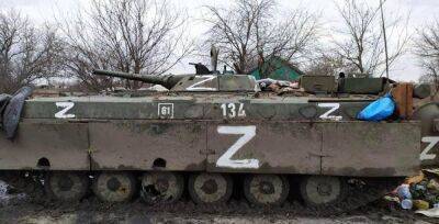 Не вояки, а армия мародеров: в Сети показали, как орки вывозят на болота украинскую с/х технику – видео