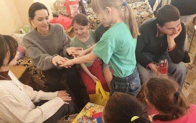 Джоли на Львовщине проведала детей из Луганска