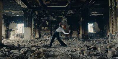Бальные танцы на руинах в Ирпене. Антитела представили клип на песню 2Step / Сирени обірвали наш сон, созданную совместно с Эдом Шираном