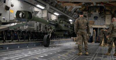 Пентагон опубликовал кадры погрузки гаубиц М-777 для украинской армии (видео)