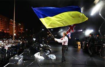 Пол Маккартни вышел на сцену с украинским флагом