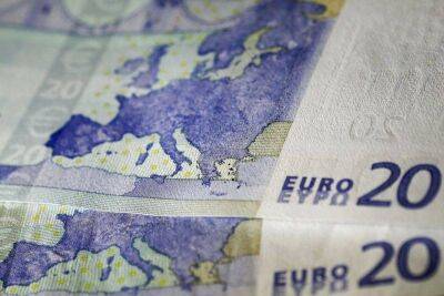 Доллар незначительно изменяется к евро и иене