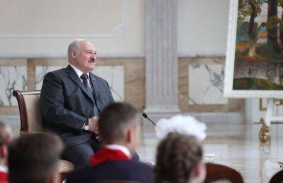 Лукашенко советует молодежи меньше зависать в телефонах