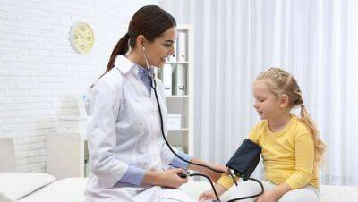 Медик назвал опасные симптомы гипертонии у детей - lenta.ua - Украина