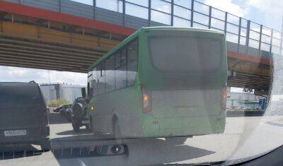 В Тюмени на кольце Широтной и Мельникайте автобус столкнулся с внедорожником