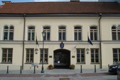 Габриэлюса Ландсбергиса - Швеция - С посольства Литвы в Швеции сорван украинский флаг - obzor.lt - Украина - Швеция - Литва