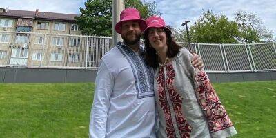 «Стильно возвращаемся в Киев». Работники посольства США в Украине одели розовые панамки, как у фронтмена Kalush Orchestra