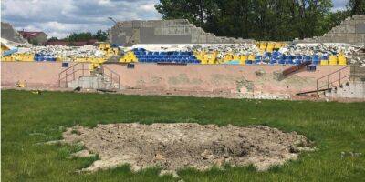 Российские оккупанты разрушили стадион, на котором тренировалась сборная Украины — фото