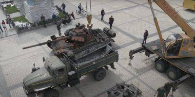 Вражеский танк и часть Тигра. В центре Киева под открытым небом устроили выставку сожженной российской техники