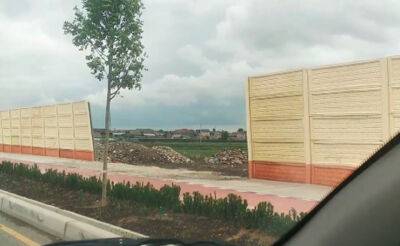 В Сергелийском районе из-за сильного ветра обрушилась часть стены вдоль новой дороги