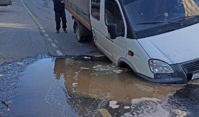 В Тюмени в колодец провалился автомобиль