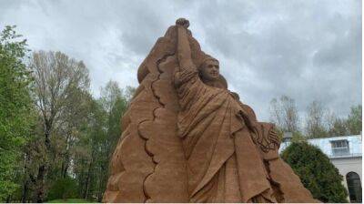 В Эстонии возвели из песка пятиметровую скульптуру Зеленского в виде Статуи Свободы.