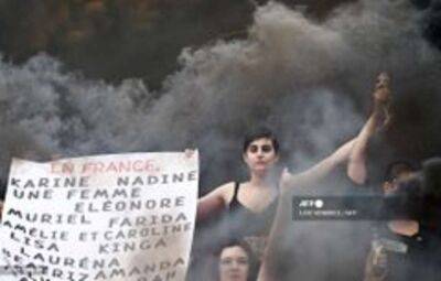 Протестующие против насилия женщины заняли знаменитую "красную дорожку" Каннского кинофестиваля