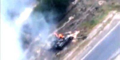 Экипаж выпрыгивал на ходу: ВСУ сожгли российский Т-72, пытавшийся сбежать с поля боя — видео