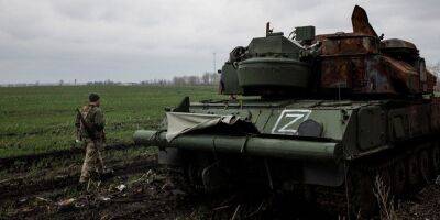 Экипаж выпрыгивал на ходу. ВСУ сожгли российский танк Т-72, который пытался сбежать с поля боя — видео
