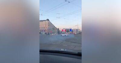 ВИДЕО. Дрифт в центре Риги закончился столкновением BMW с Audi