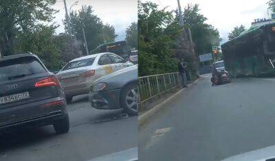 В Тюмени на улице Чернышевского Nissan протаранил мотоцикл