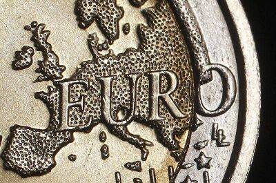 Курс евро упал ниже 59 рублей впервые с июня 2015 года
