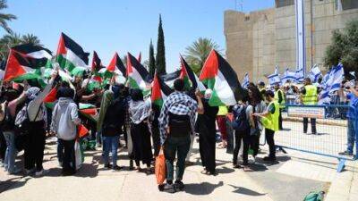 Скандал в кнессете из-за палестинских флагов: арабского депутата вывели из зала