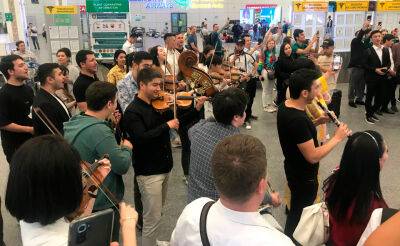 Впервые в аэропорту Ташкента прошел оперный флешмоб. Видео