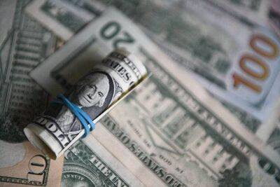 Курс доллара упал ниже 57 рублей